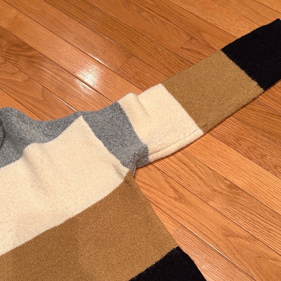 Colorblock Turtleneck Sweater - Picture 4 of 5